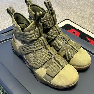 Lebron Soldier 11